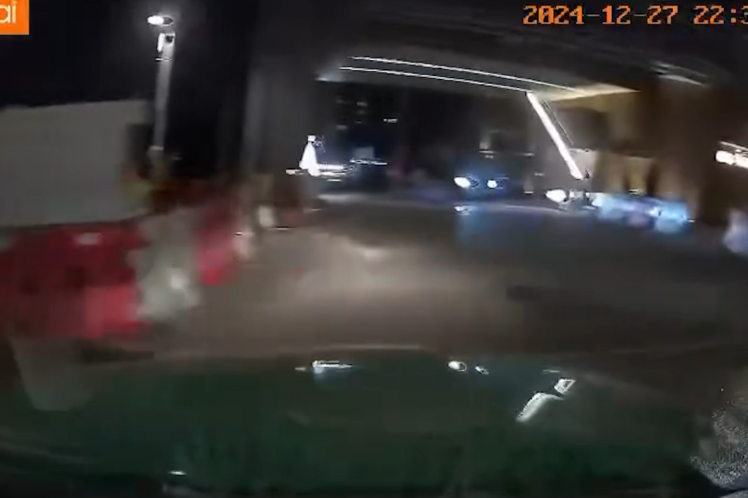 粉嶺的士司機疑嫌短途收車資「發晦氣」被打。(影片截圖)