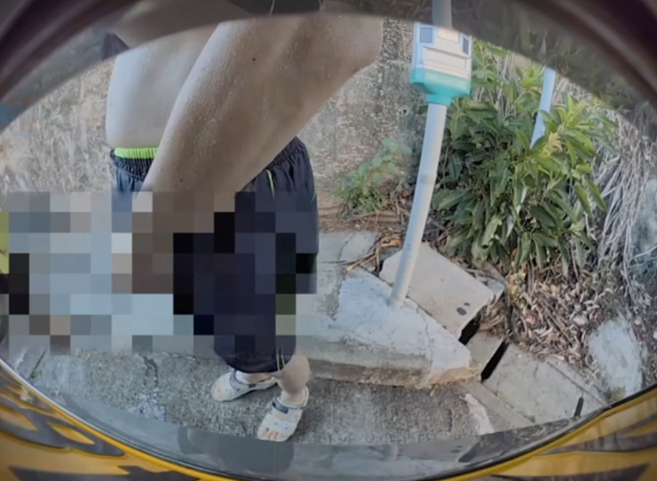 車Cam直擊｜屯門泳灘男子泳灘私家車尾偷小便　車後鏡頭揭荒唐行徑