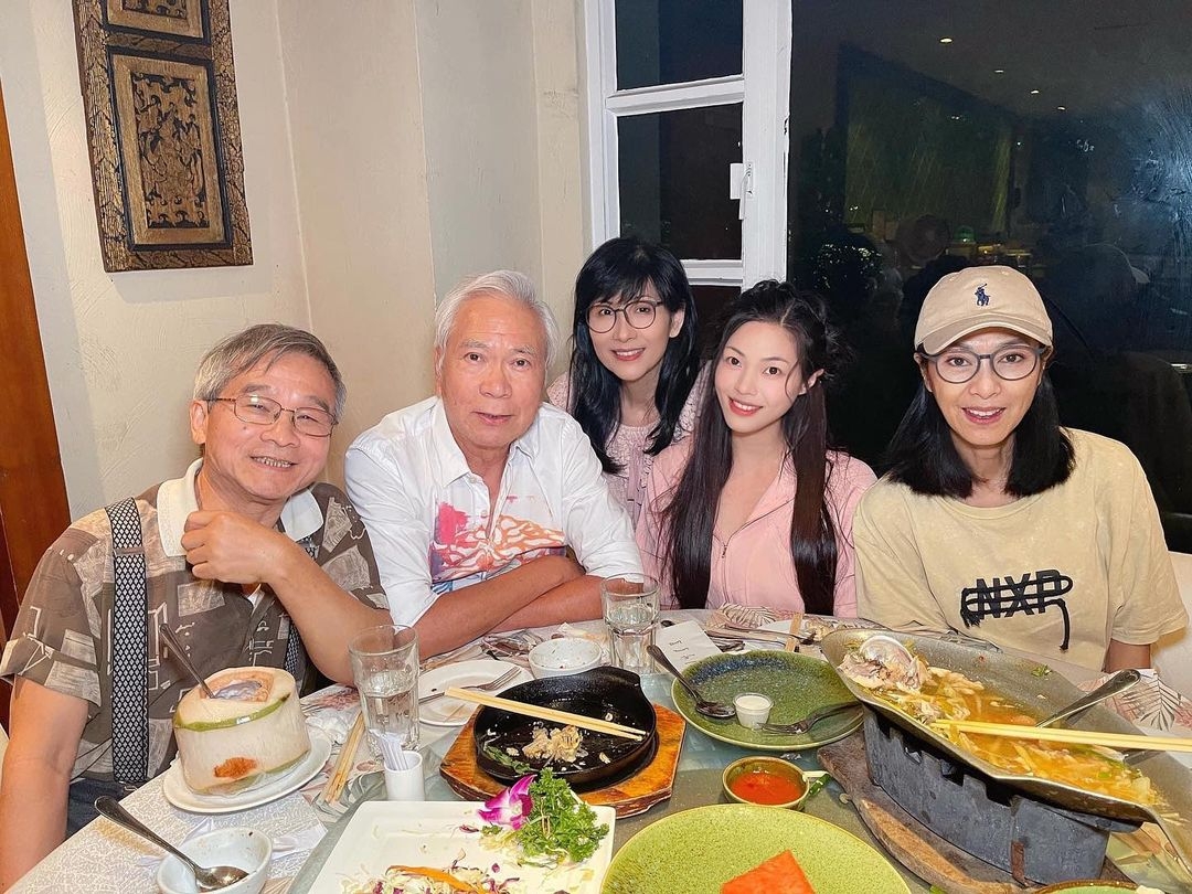 Chris早已融入男友朋友圈，經常陪伴李龍基出席友人飯聚。