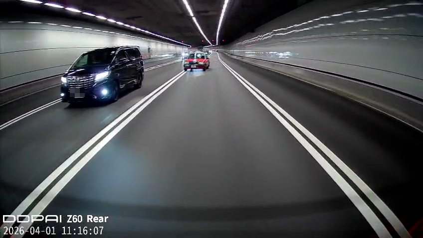 涉事的士原本正在畫面最右面的行車線行駛，其後突然橫跨兩條行車線，駛至畫面左方，並追撞一輛七人車的車尾。（報料觀眾影片截圖）