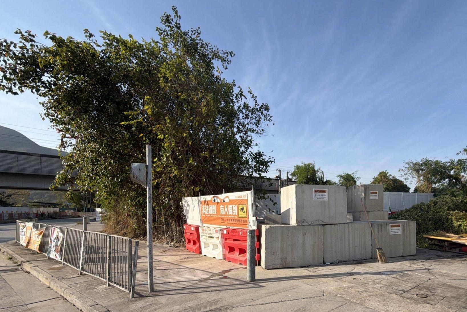 圖示在非法棄置的廢物被清理後，相關部門在亦園路設置石墩圍欄及告示，以防止違法行為再次發生。（環保署圖片）