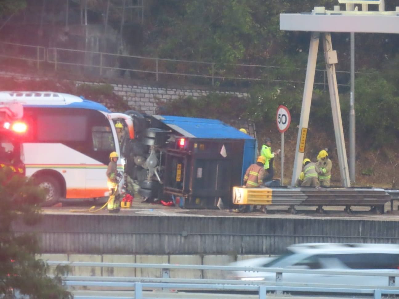 長沙灣呈祥道貨車翻側疑失控，電單車鐵騎士急煞跣低被壓。(網上圖片)