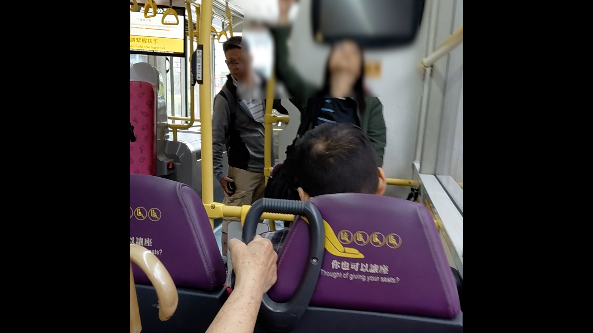 東張西望報料｜九龍灣巴士上乘客行為異常　站立做古怪動作　觀眾提醒外出提高警覺 （觀眾駱先生提供影片截圖）