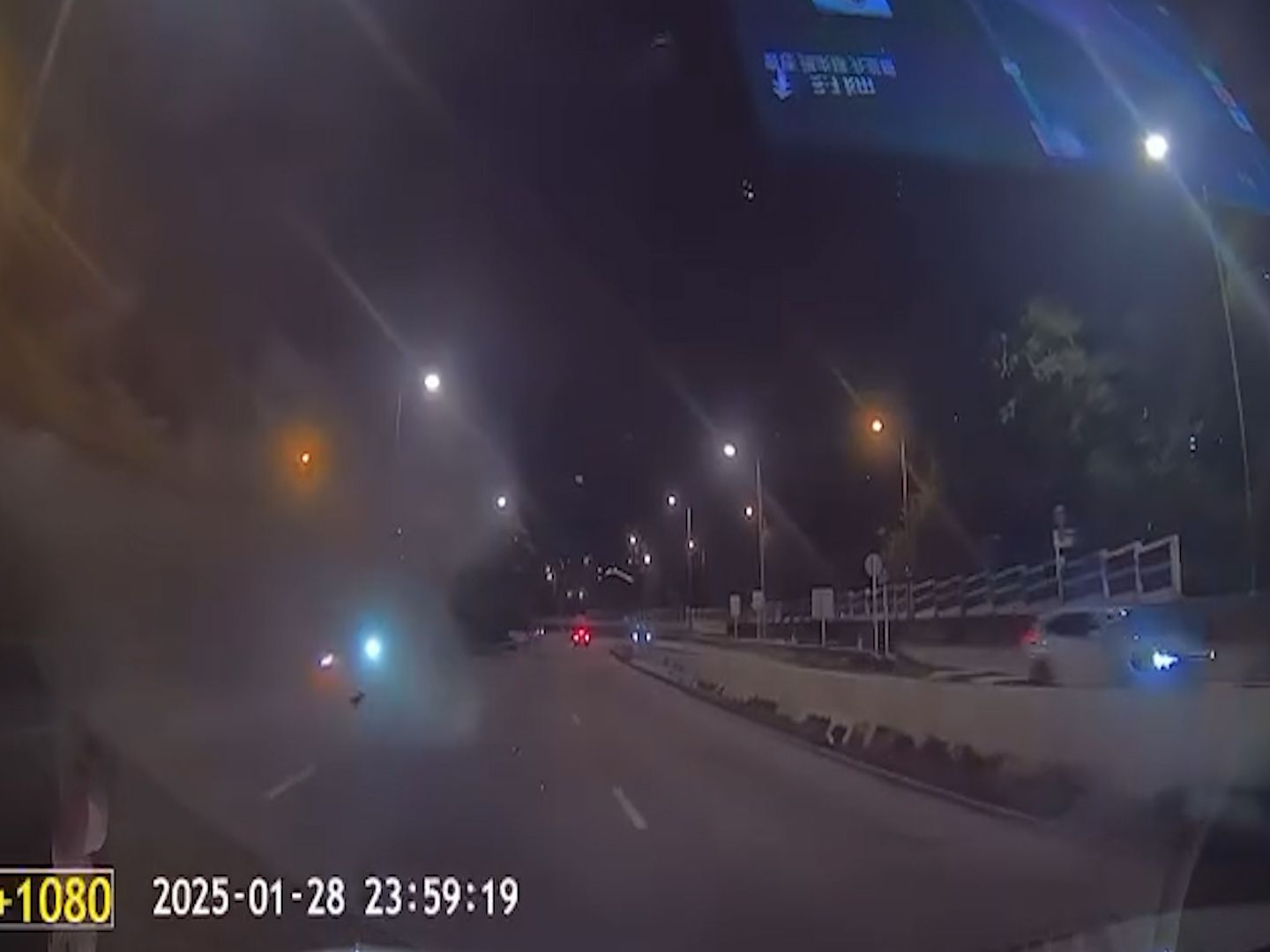 呈祥道私家車影線位切線失敗，鏟石壆再連打關斗四輪朝天