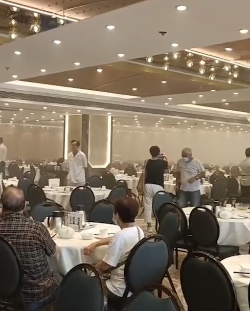 酒樓街坊仲淡定歎茶