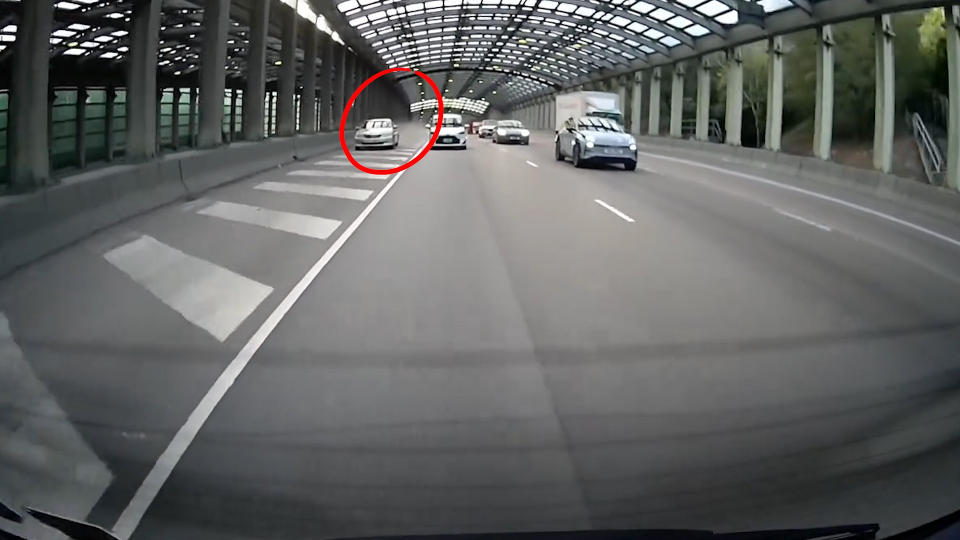 車Cam直擊｜屯門公路私家車狂飆　飛石擊中擋風玻璃　車主：差啲畀佢謀殺