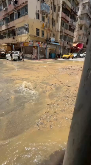 有片｜油麻地鹹水管爆裂　寶靈街路面湧現黃泥水 沙石四濺交通受阻