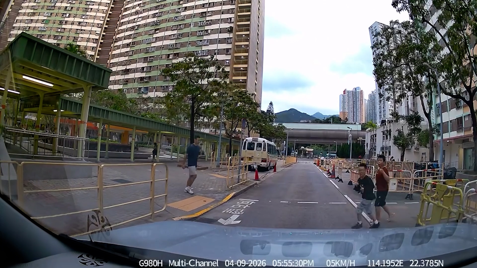 車Cam直擊｜沙角邨小朋友過馬路舉手指公講多謝　司機大讚：你哋有家教