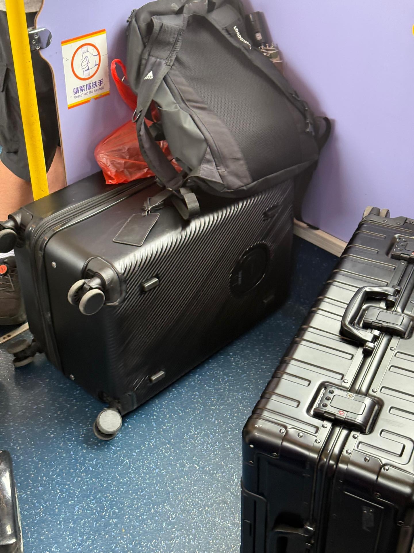 城巴行李篋塞爆輪椅位，老伯上車遭車長拒絕「等下一班車」。公司有回應。（Threads@sunlk77）