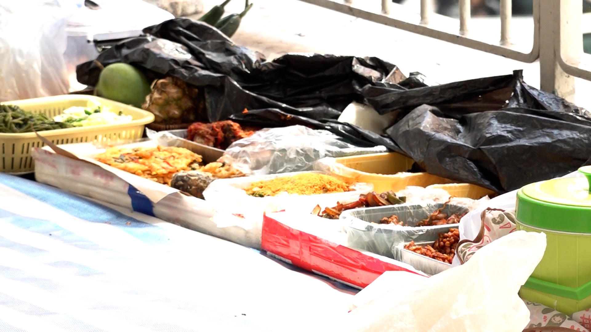 今日現場未有發現煮食情況出現，不過有不少外傭姐姐疑似擺地攤售賣食物，食物的份量多得用大膠袋也不能完全遮住。