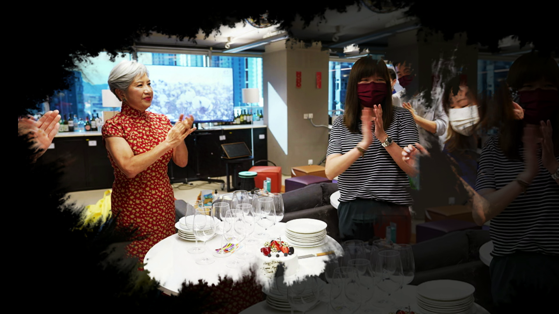 楊敏德稱員工為「溢家人」，不時參與他們的活動。