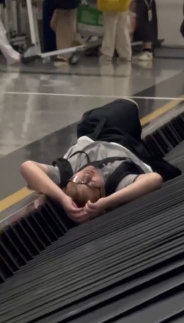 港機場行李輸送帶男子大覺瞓勁梳乎
