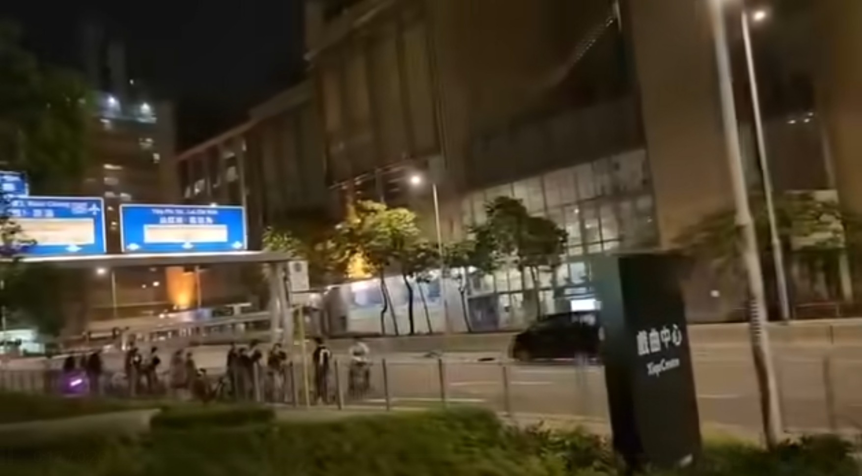 一輛黑色七人車駛至，與其中一名單車手發生碰撞，導致該青年整個人彈起，場面驚險。