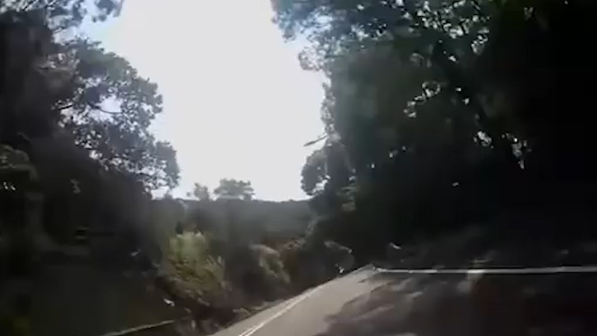 荃錦公路鐵騎士彎位失事翻滾6圈，電單車撼向山邊再反彈。