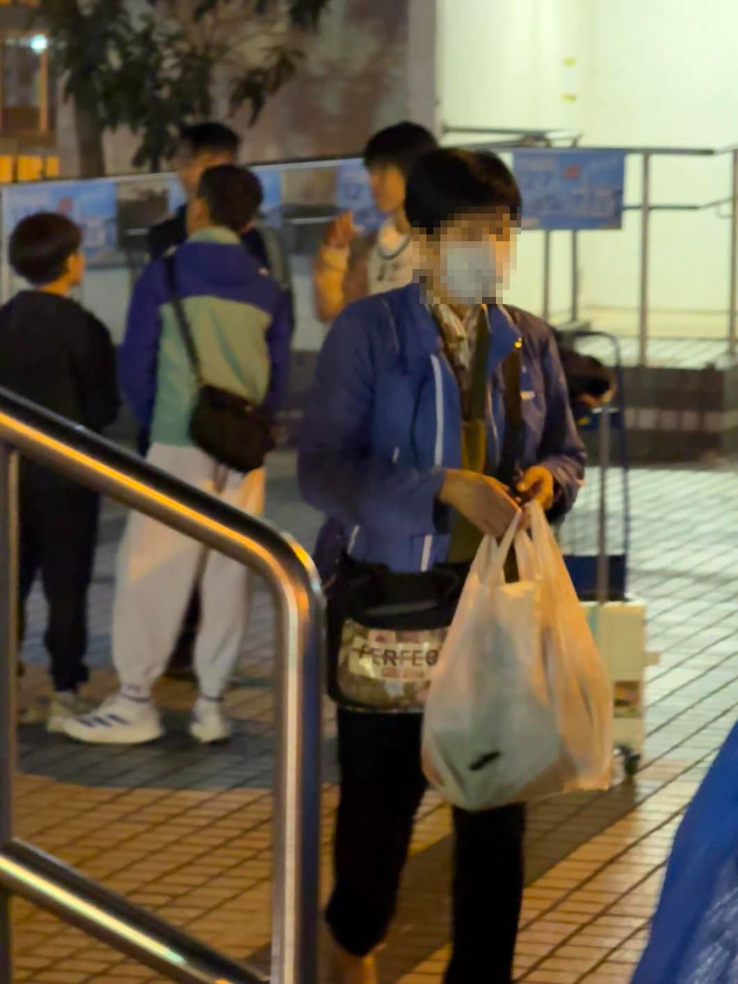 一名網民在Facebook發帖，並附上相片，顯示一名老婦疑似偷取宏福苑火災現場附近的救援物資。（Facebook圖片／ Labubu拉布布 真實用家分享）