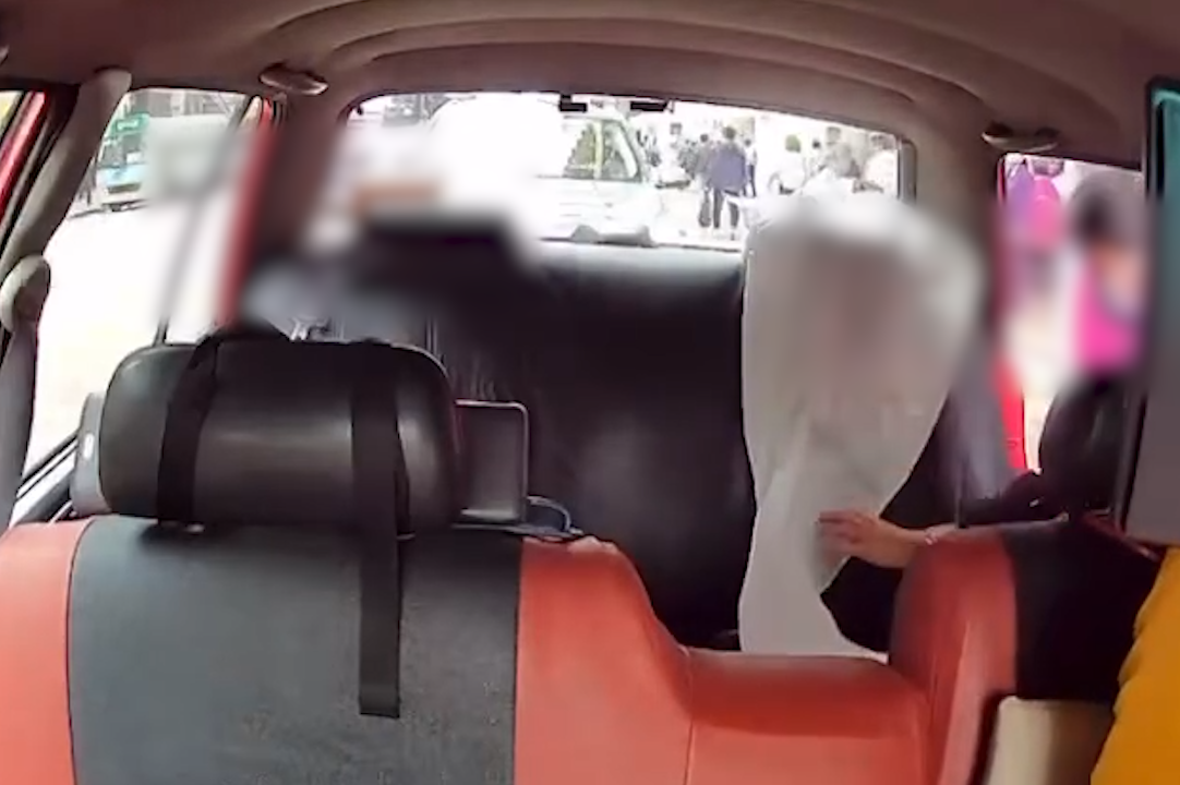富婆出巡搭的士用「垃圾袋」墊位。(FB@高囂)