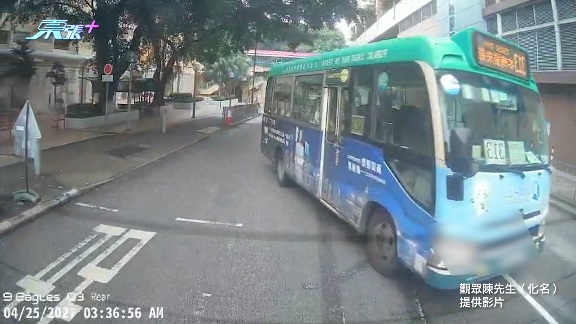 東張西望報料｜葵涌「亡命小巴」逆線爬頭　乘客坐車內司機照搶位　觀眾：有無搞錯？（觀眾陳先生（化名）報料）
