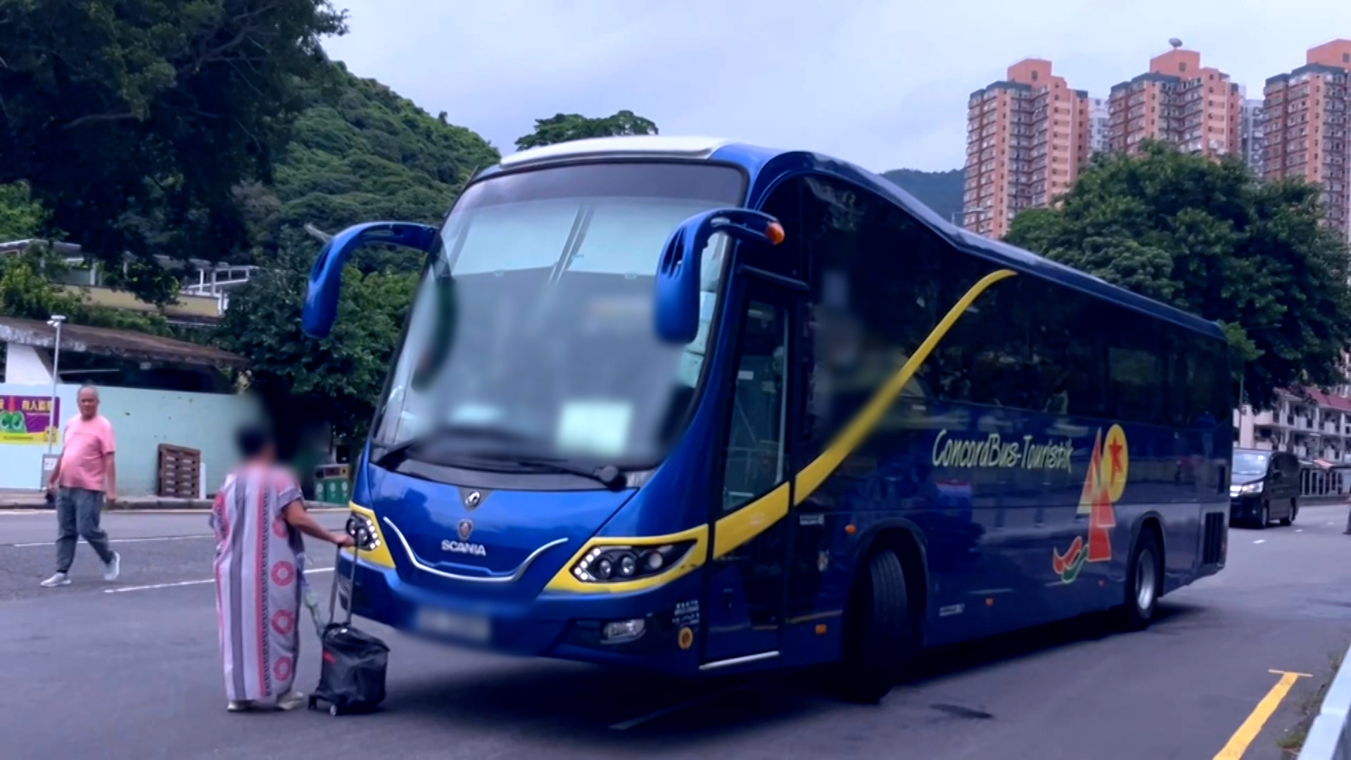 司機不想繼續與她糾纏，唯有開車離開，不料「火爆姐」不管三七二十一，突然衝出馬路「人肉擋車」，站在車頭面前，阻止司機離開，之後再打電話報警。