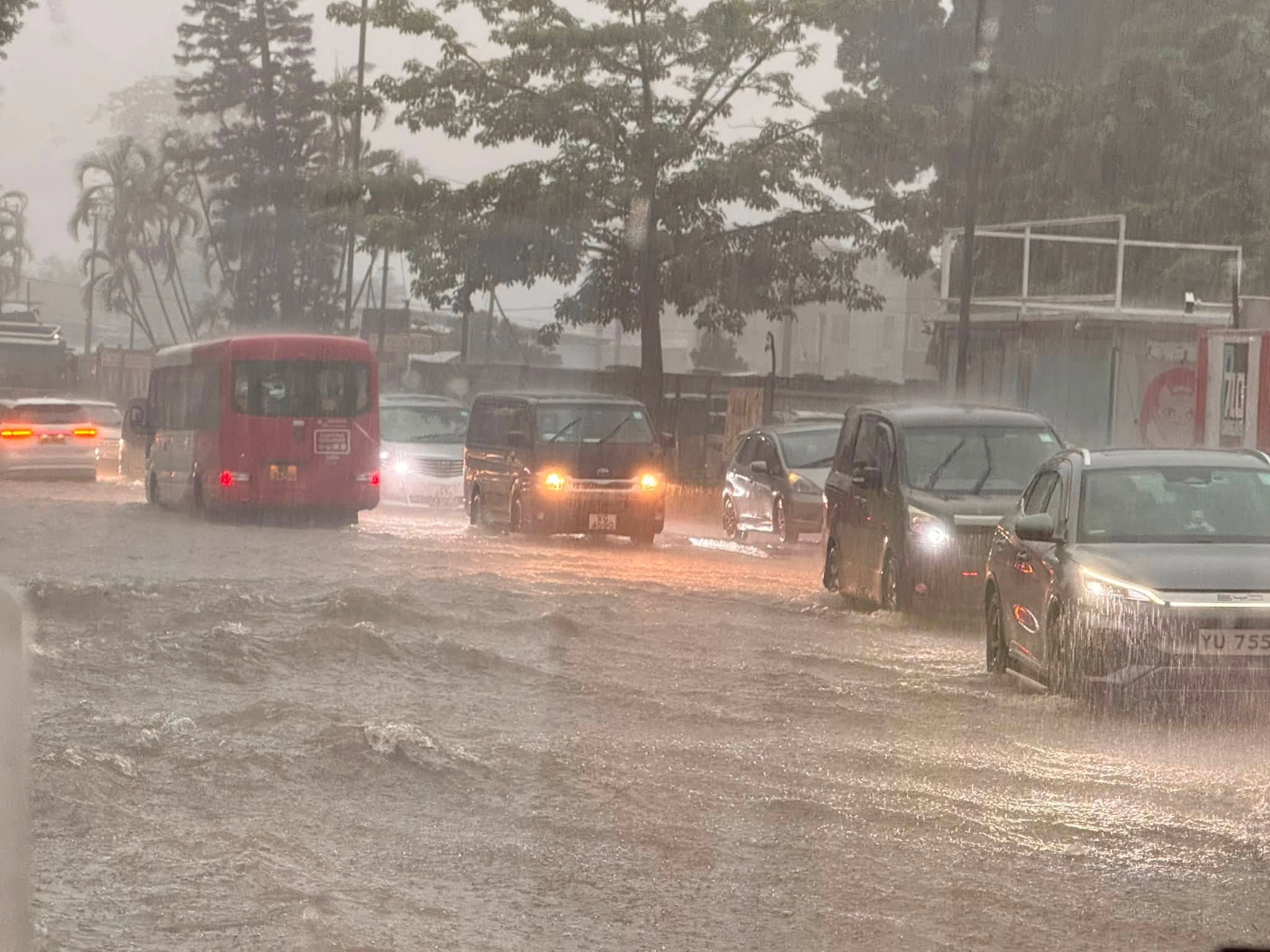 黃雨襲港多區變澤國　八鄉私家車死火陷黃泥水　網民再嘲：又500年一遇？