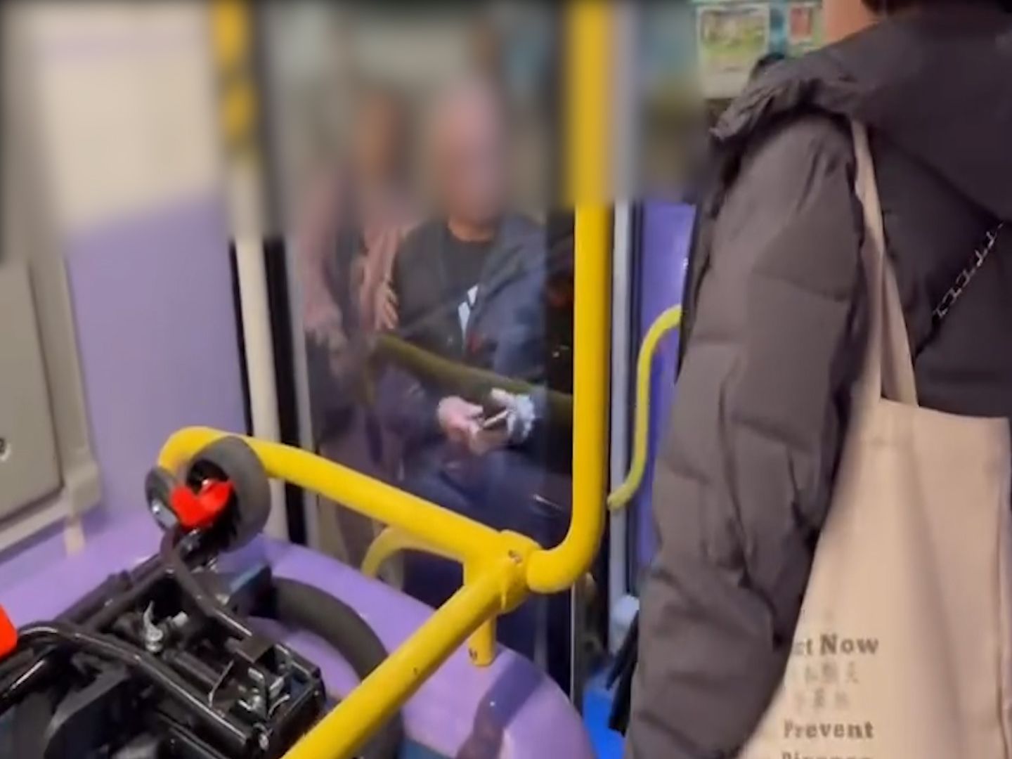 香港仔女車長被阿伯發難大鬧，只因輪椅婆婆未上到車？(影片截圖)