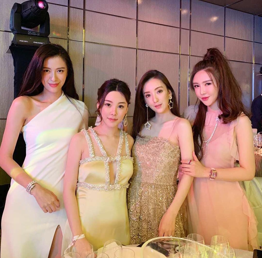 她們經常會相約好友聚餐。