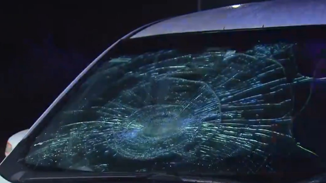 涉事私家車車頭擋風玻璃中央，被撞至出現一個大型「蜘蛛網」狀裂痕。（網上圖片）