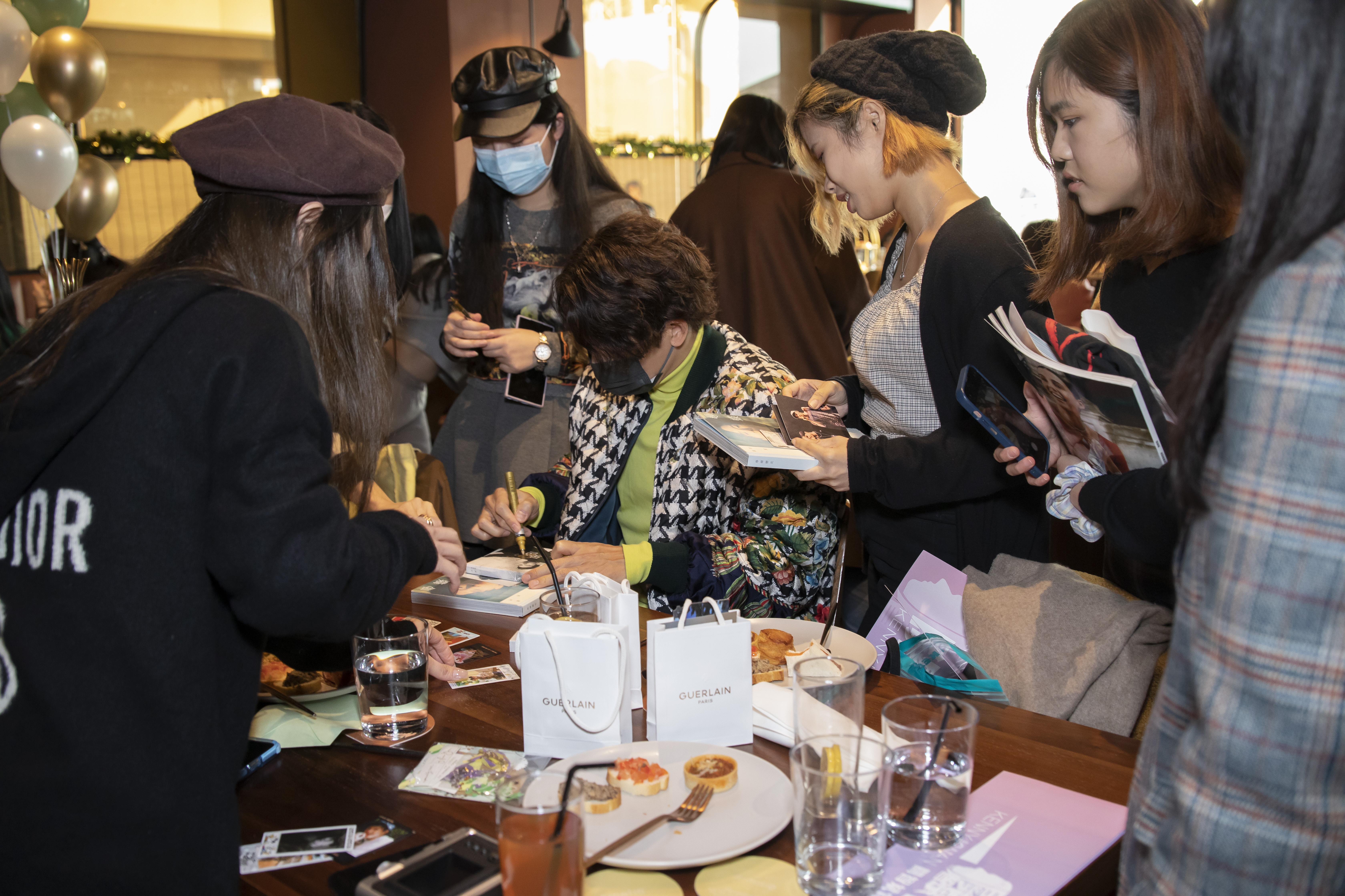 百fans出席生日聚會，同時帶埋私人「珍藏」畀關智斌簽名。