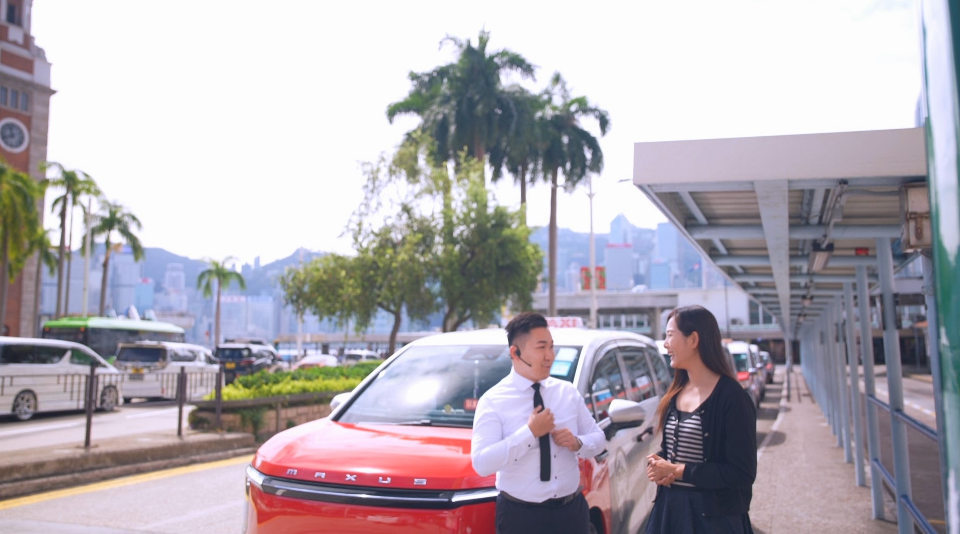 Cool Sir是一位90後的士司機從業員，不要看佢西裝骨骨，以為他要接受訪問才「執正」自己。原來，西裝其實是司機日常開工的服飾！