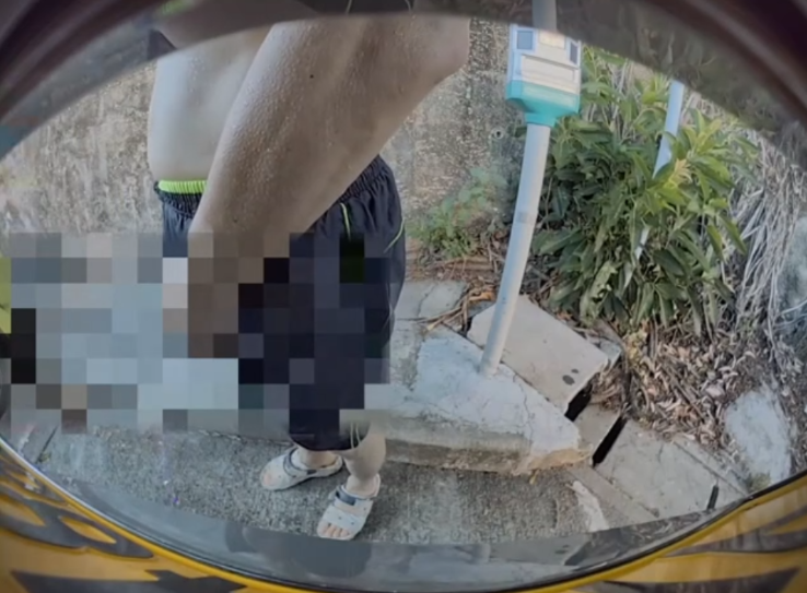車Cam直擊｜屯門泳灘男子泳灘私家車尾偷小便　車後鏡頭揭荒唐行徑