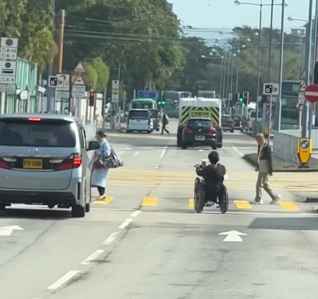 天水圍電動輪椅馬路高速奔馳