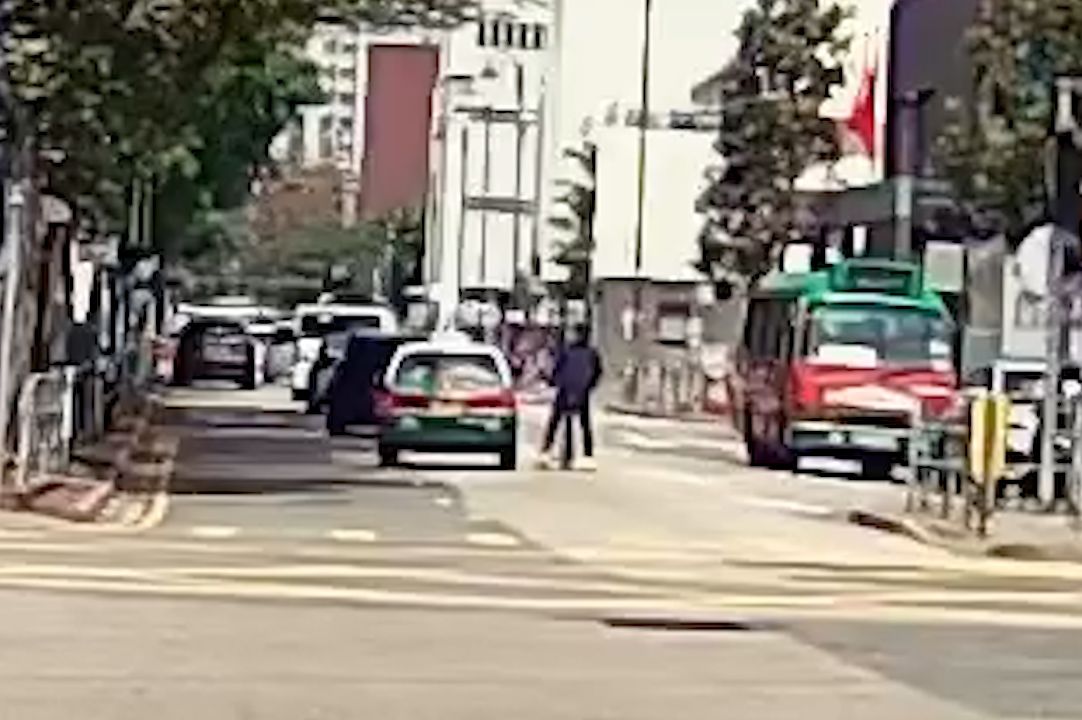 馬路MMA｜元朗單車友大戰綠的司機，互毆打到撞落小巴勁精彩。