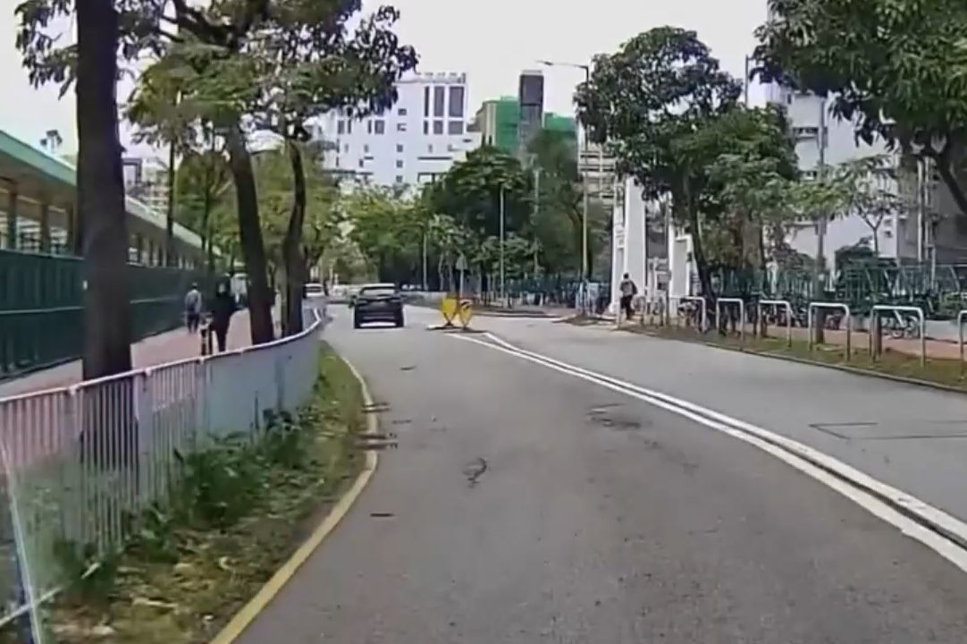 香港男子違規過馬路跨欄，慘變「另類炒車」過程全拍下。(影片截圖)