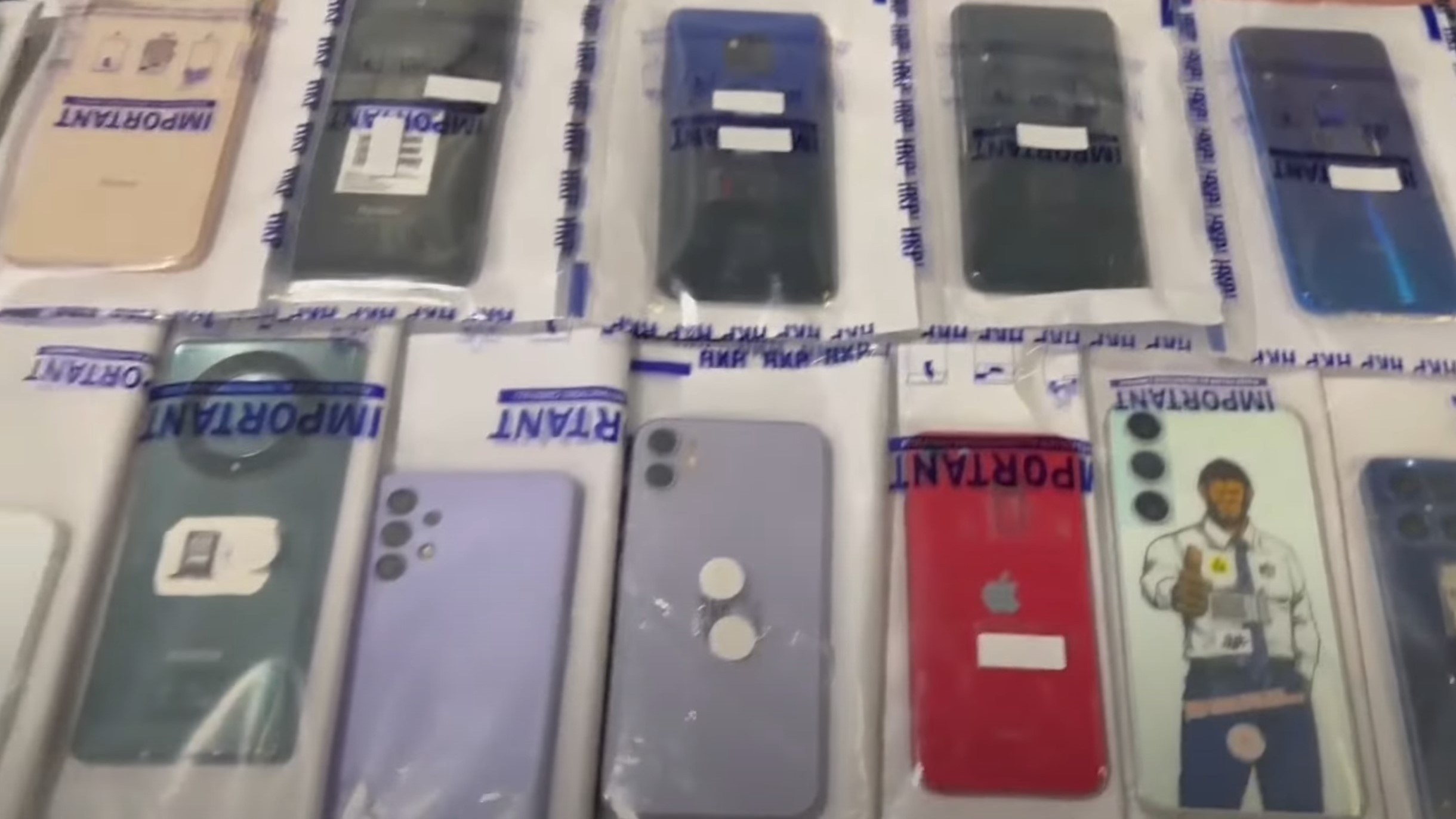 警方在現場搜獲超過29萬元港幣現金、多部手提電話及少量懷疑毒品，包括「冰」毒、可卡因及依托咪酯（前稱「太空油」）。（警方YouTube直播截圖）