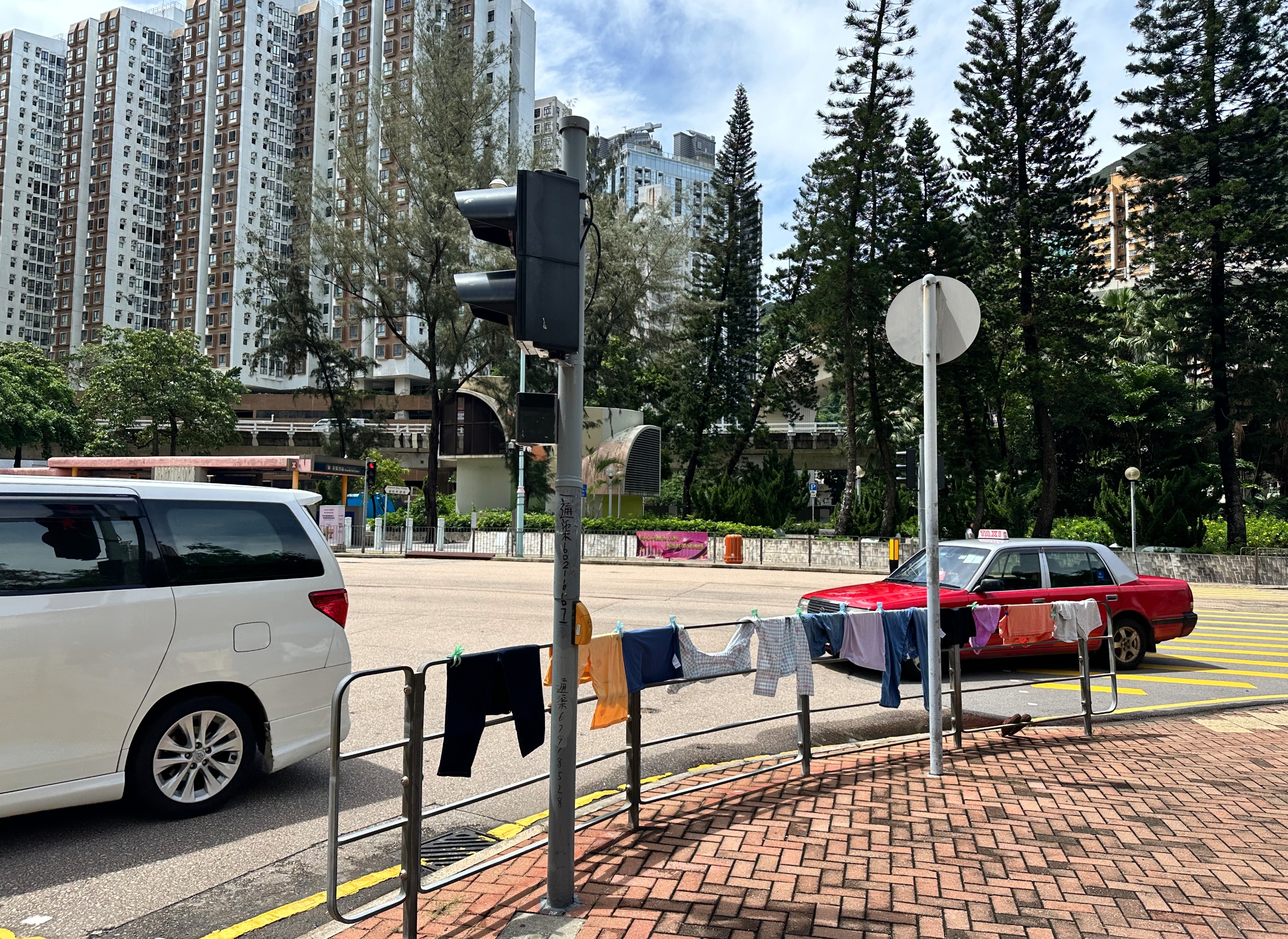 東張西望報料｜筲箕灣十字路口變「露天晾衫場」　衣物掛滿鐵欄惹議　居民報東張：真係好羞恥
