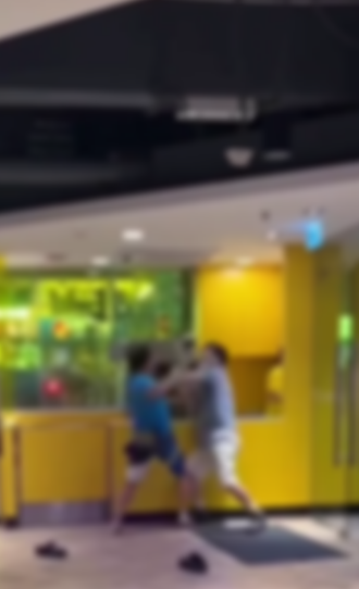 快餐店MMA｜赤腳男狂打再連環拳膝撞爆另一男子面部