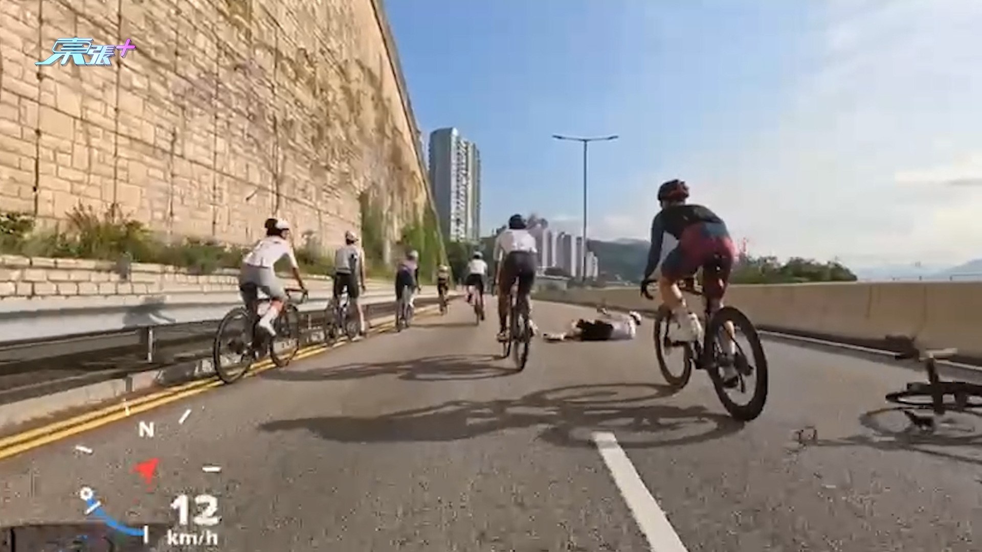 車Cam直擊｜青山公路單車友揚手切線被私家車撞　網民挪揄：撞死都無人可憐