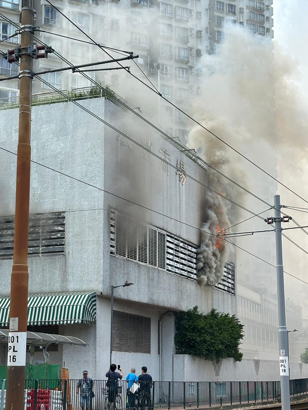 屯門啟豐商場火警現場火勢猛烈　黑煙直衝天際　酒樓街坊仲淡定歎茶