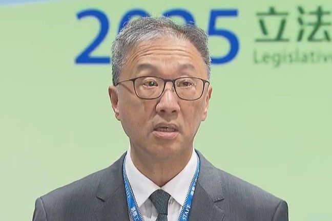 選管會主席陸啟康在會展見記者，交代最新投票情況。（網上圖片）