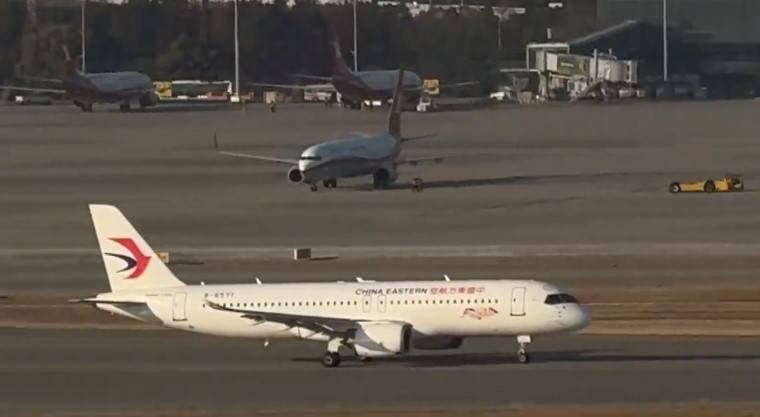 C919｜國產「大飛機」元旦首航上海飛香港。