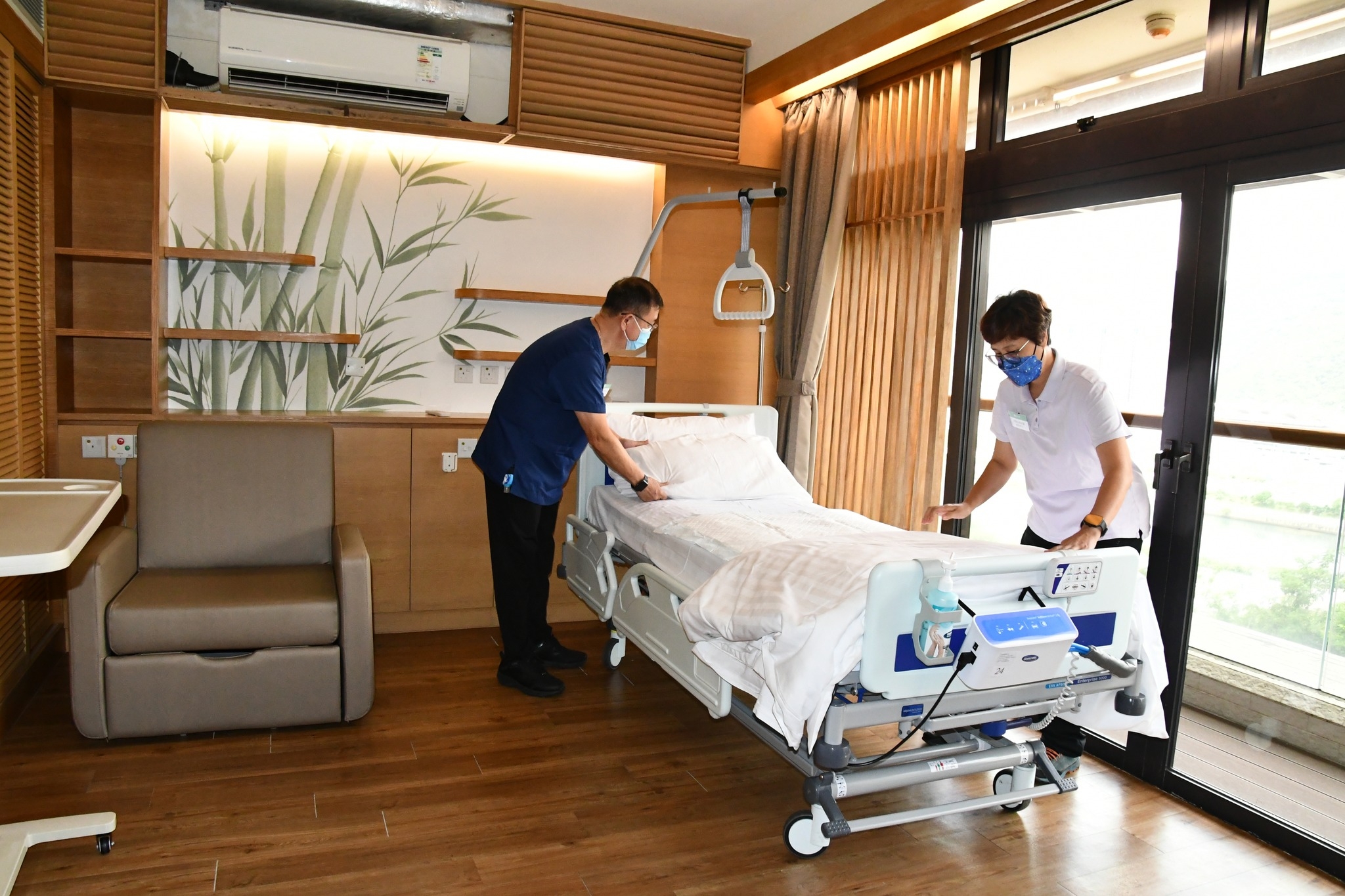 可能是室內和醫院的圖像