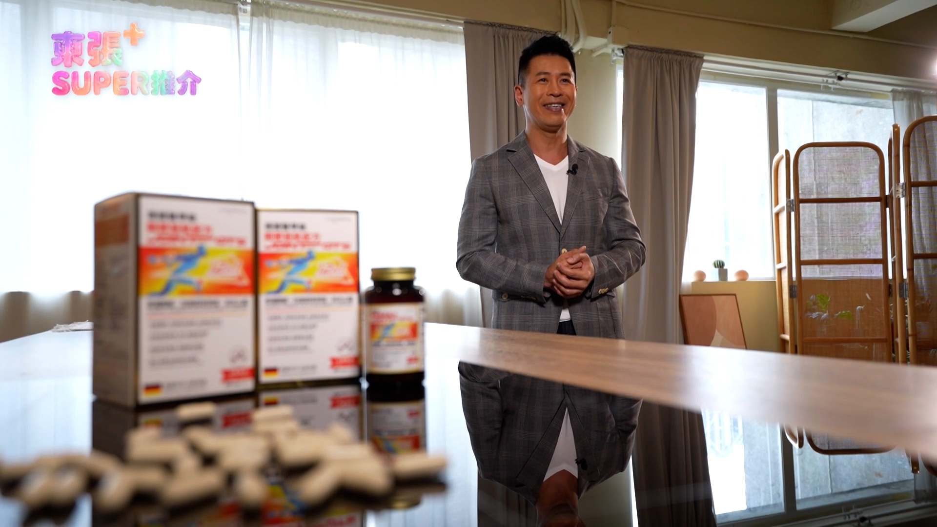 蔡國威向主持說，「我而家每日食兩粒（保健品），食咗幾日已經好明顯覺得到膝頭冇咁痛，條筋鬆返好多；食咗兩個禮拜左右，最犀利係一直困擾我好耐嘅肩頸痛，同埋腰背痛問題都解決到。