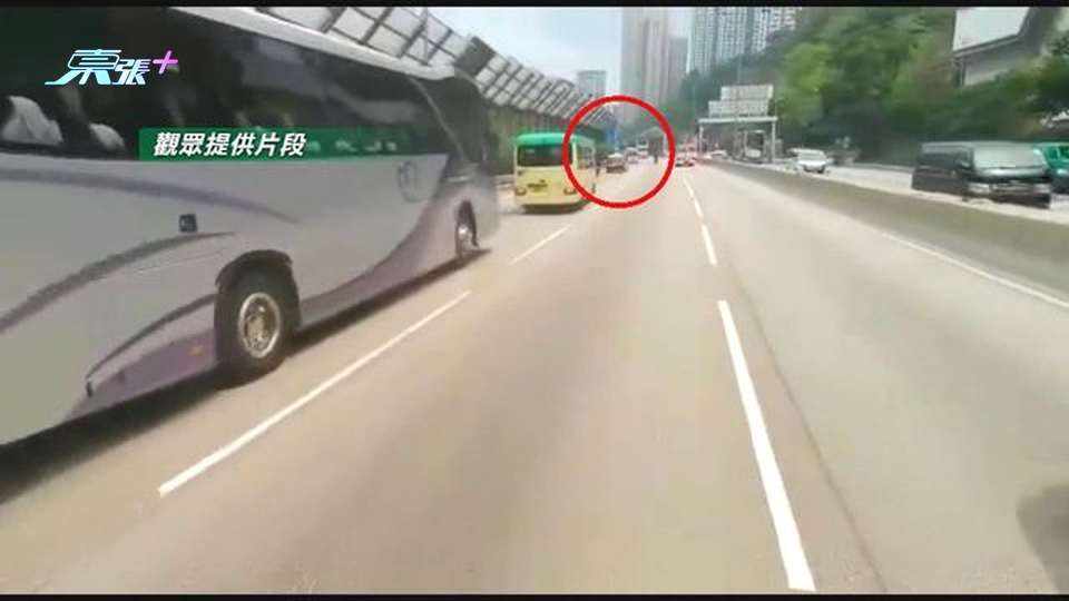 【將軍澳道車禍】疑與一輛專線小巴突然收慢有關 警方正尋一名的士司機