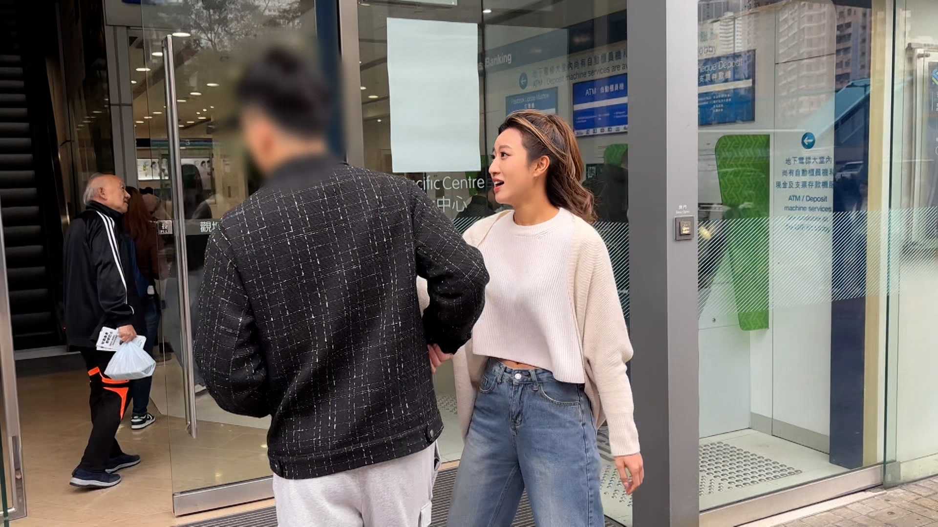 攝製隊聲稱到銀行取錢給他下訂，在他等我們付錢期間，主持甘詠寧是時候出動了！