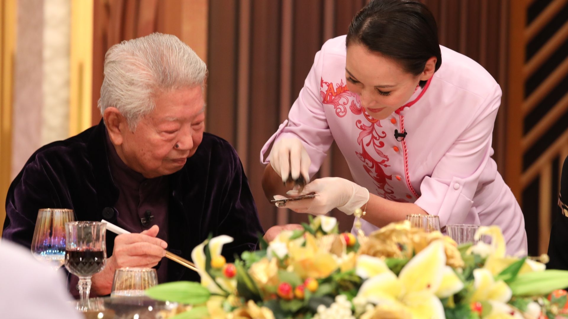 Amanda刨松露畀蔡瀾食。
