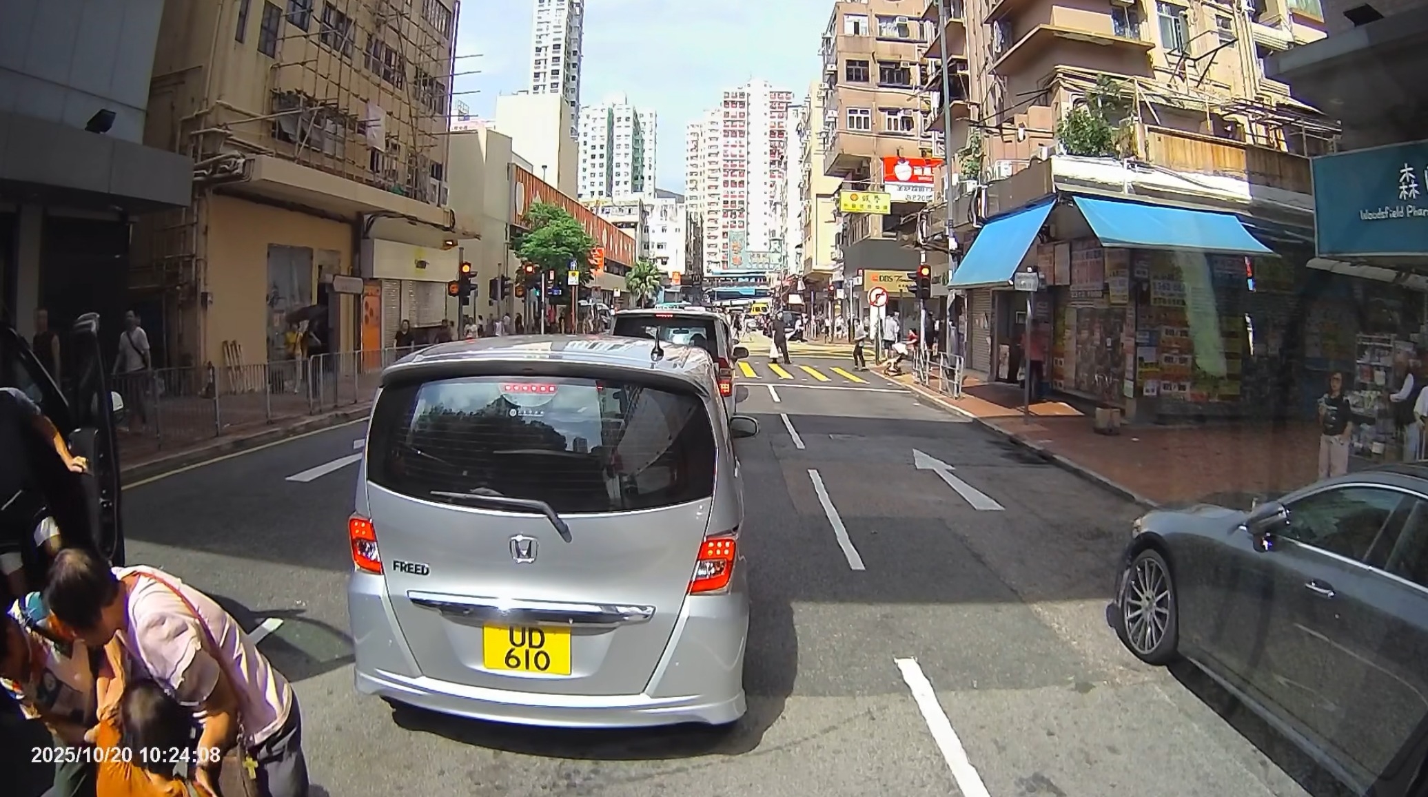 根據影片判斷，貨Van司機因視線死角未能及時察覺行人，煞車不及導致意外。