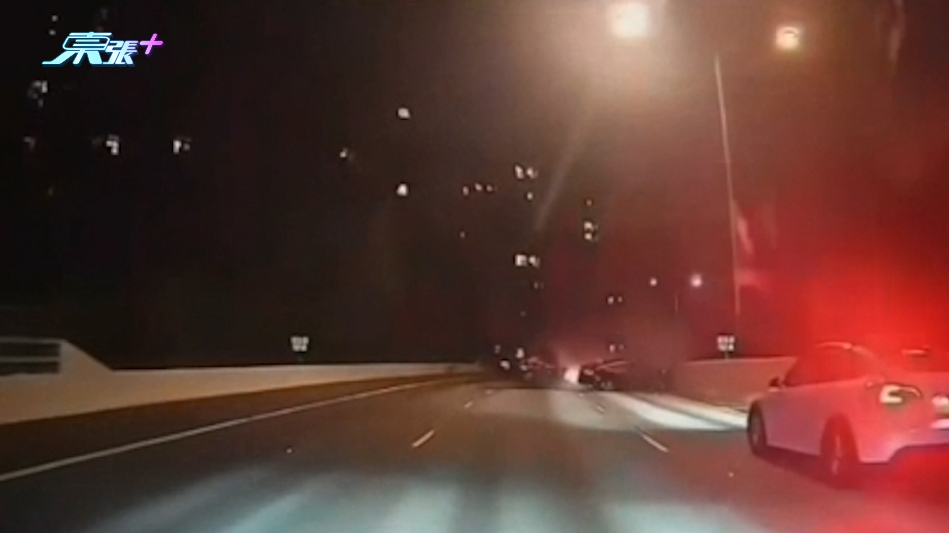 車Cam直擊｜屯門公路車禍Audi失控飛上壆狂飆　再撼七人車兼冒火光