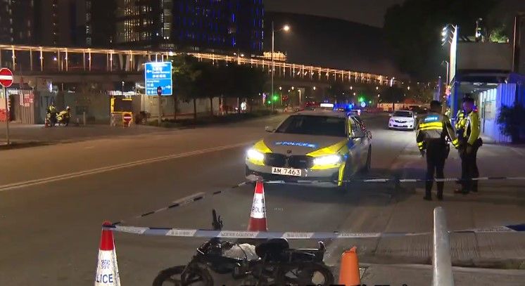 九龍城外賣男電動單車撞警員及警車