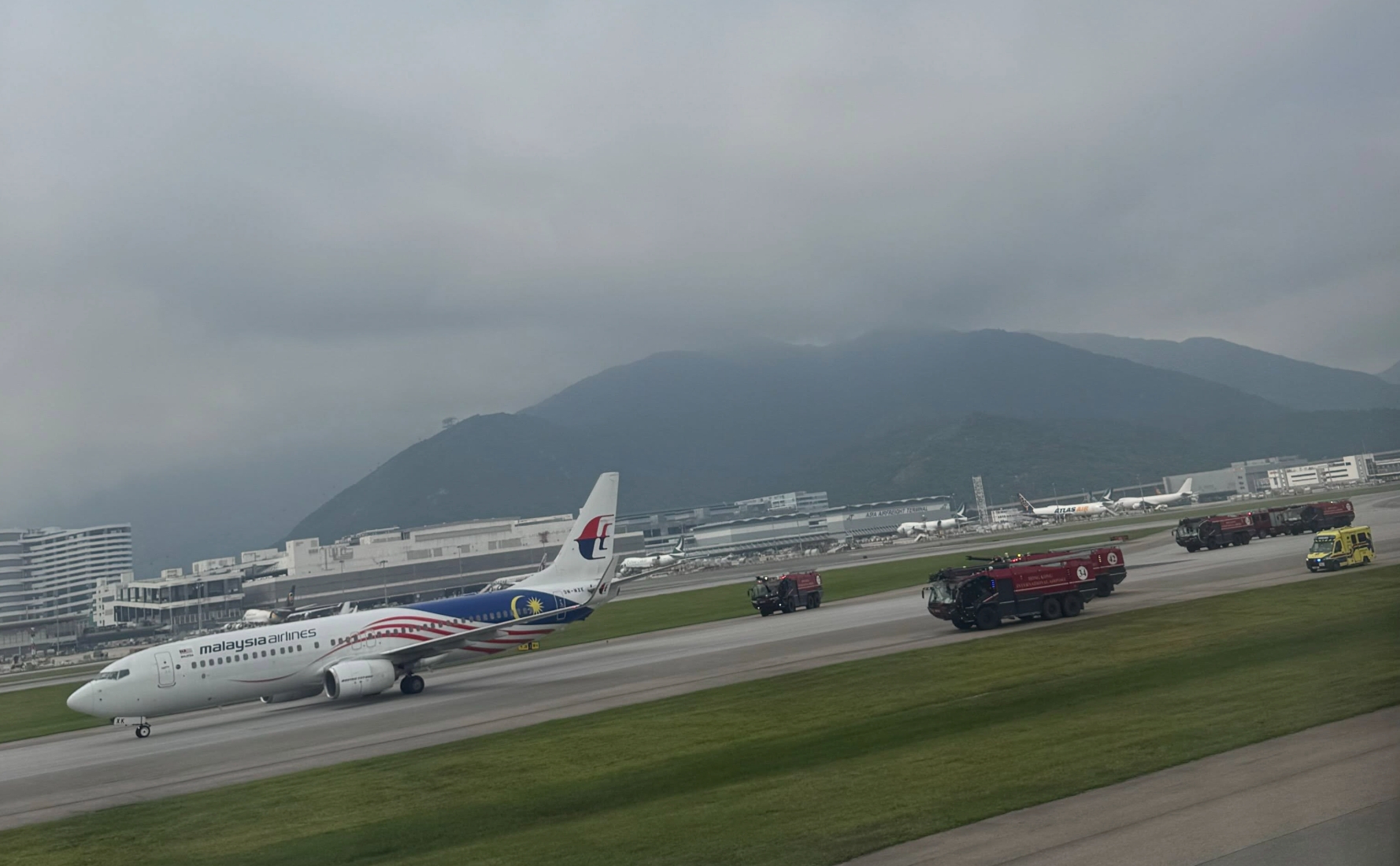 馬航MH79客機香港機場赴吉隆坡　準備起飛期間「爆胎」急刹停 （Threads＠girlsinvestment）