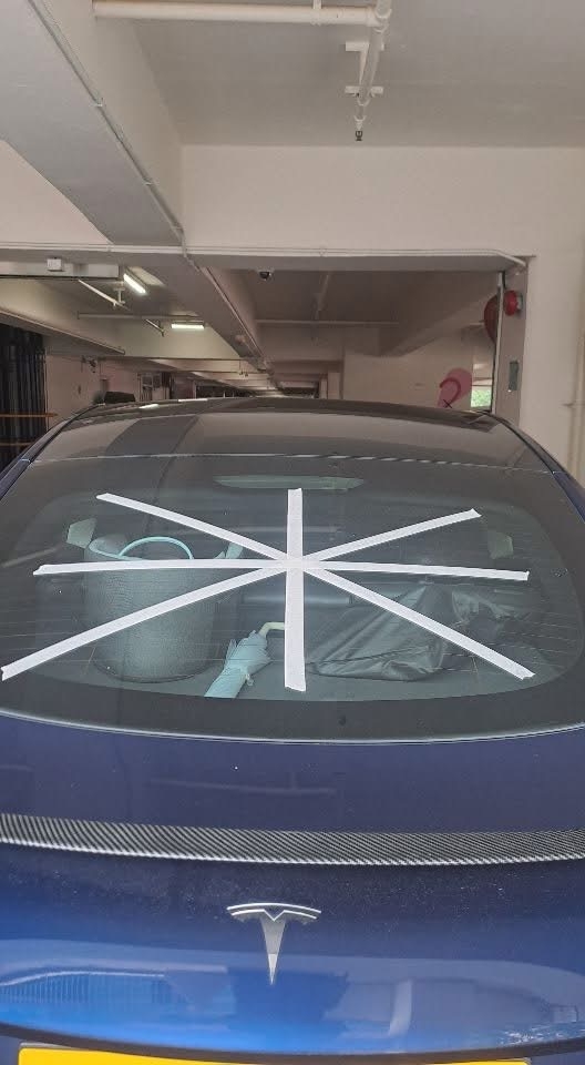 Tesla車主怕打風吹爆車窗痴膠紙