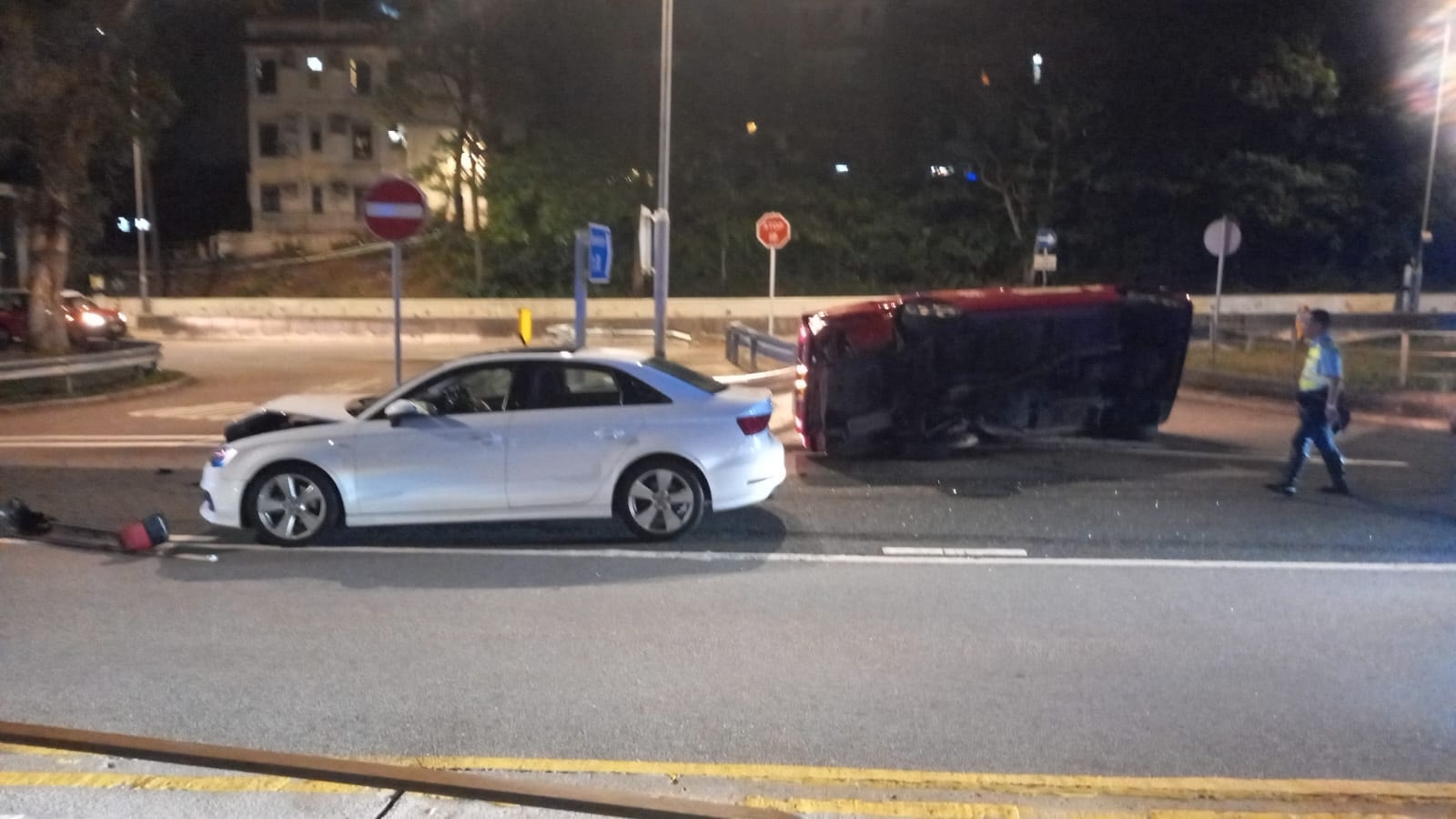 清水灣道的士疑切線遭翻側　涉事私家車女司機男乘客「棄車逃走」